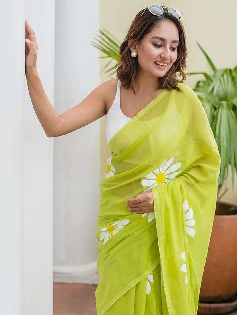 women floral printed saree with blouse - 22085884 -  Standard Image - 3