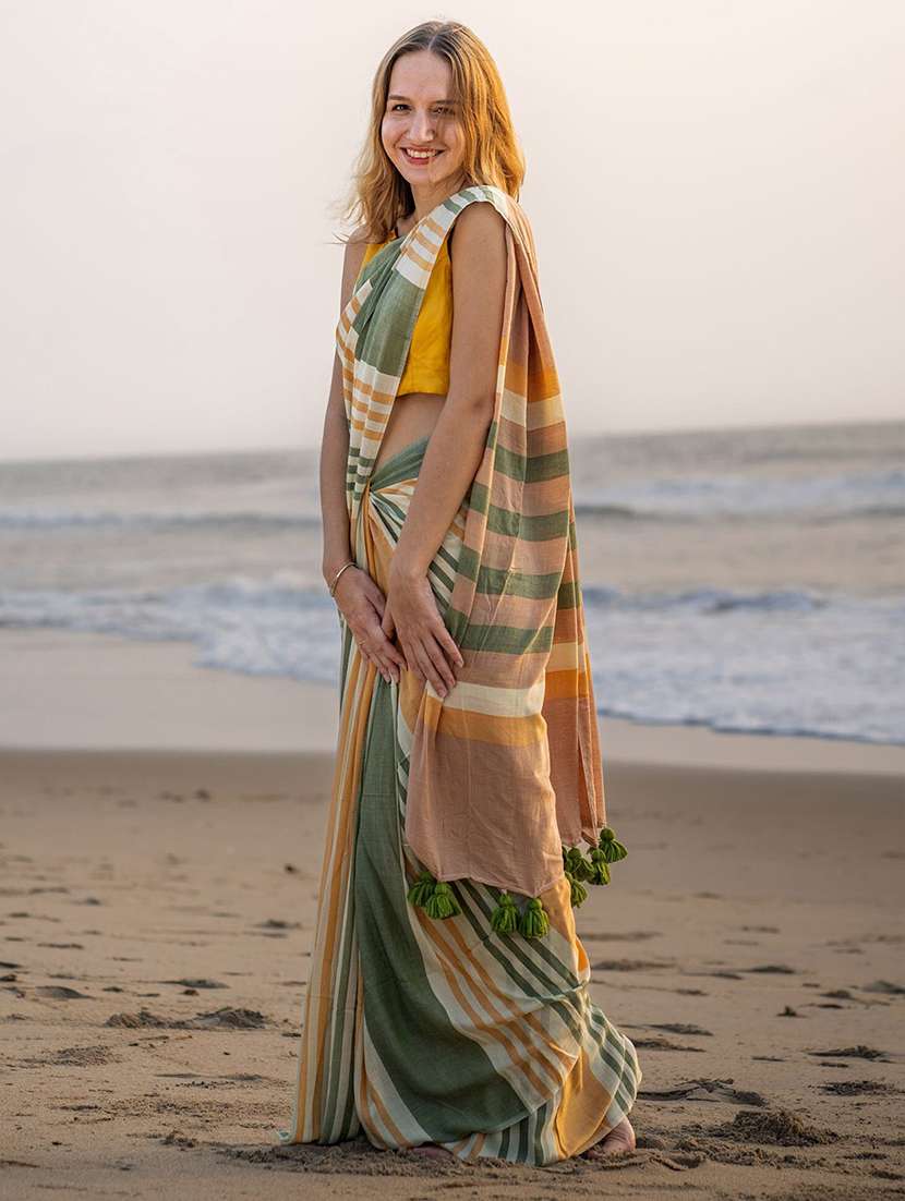 women striped printed saree with blouse - 22085933 - Standard Image - 3