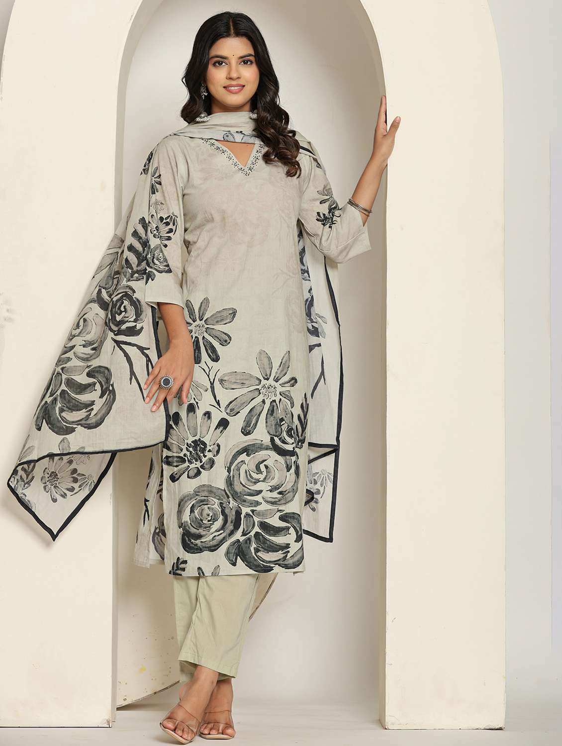 women floral three quarter sleeve kurta pant with dupatta set - 22088129 - Zoom Image - 0