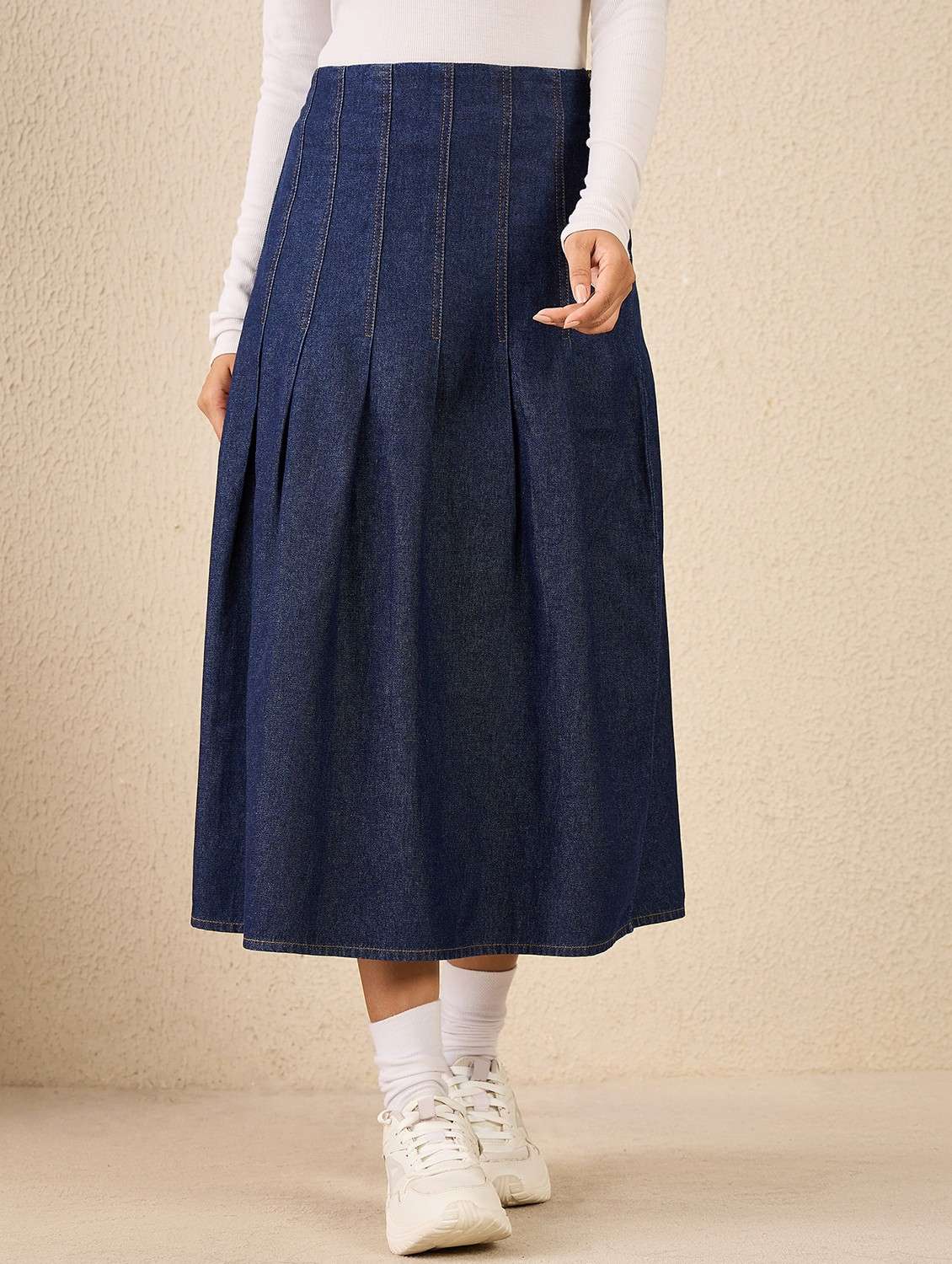 women solid high rise denim pleated skirt