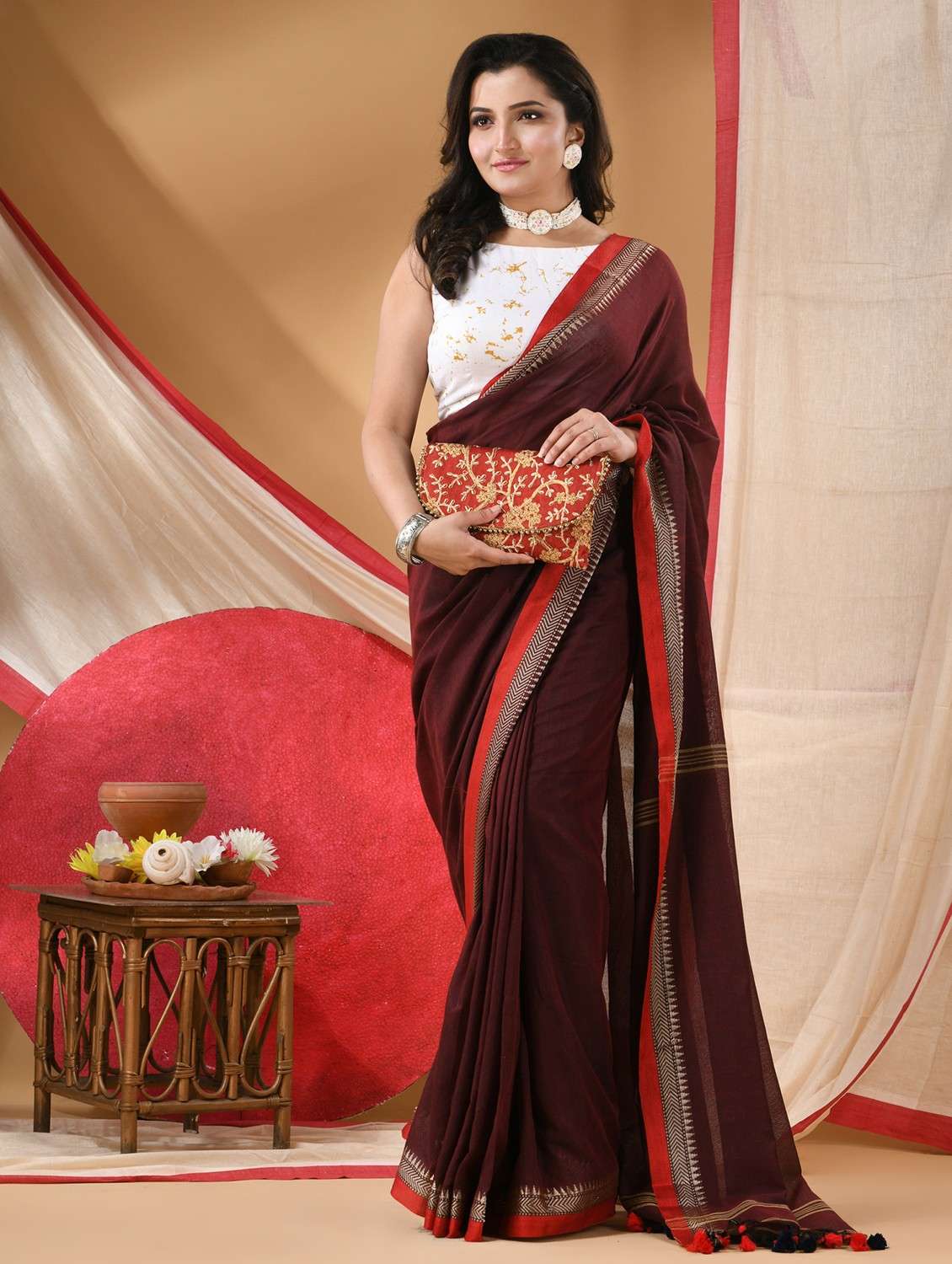 women solid with bordered handloom saree with blouse - 22088630 - Zoom Image - 0