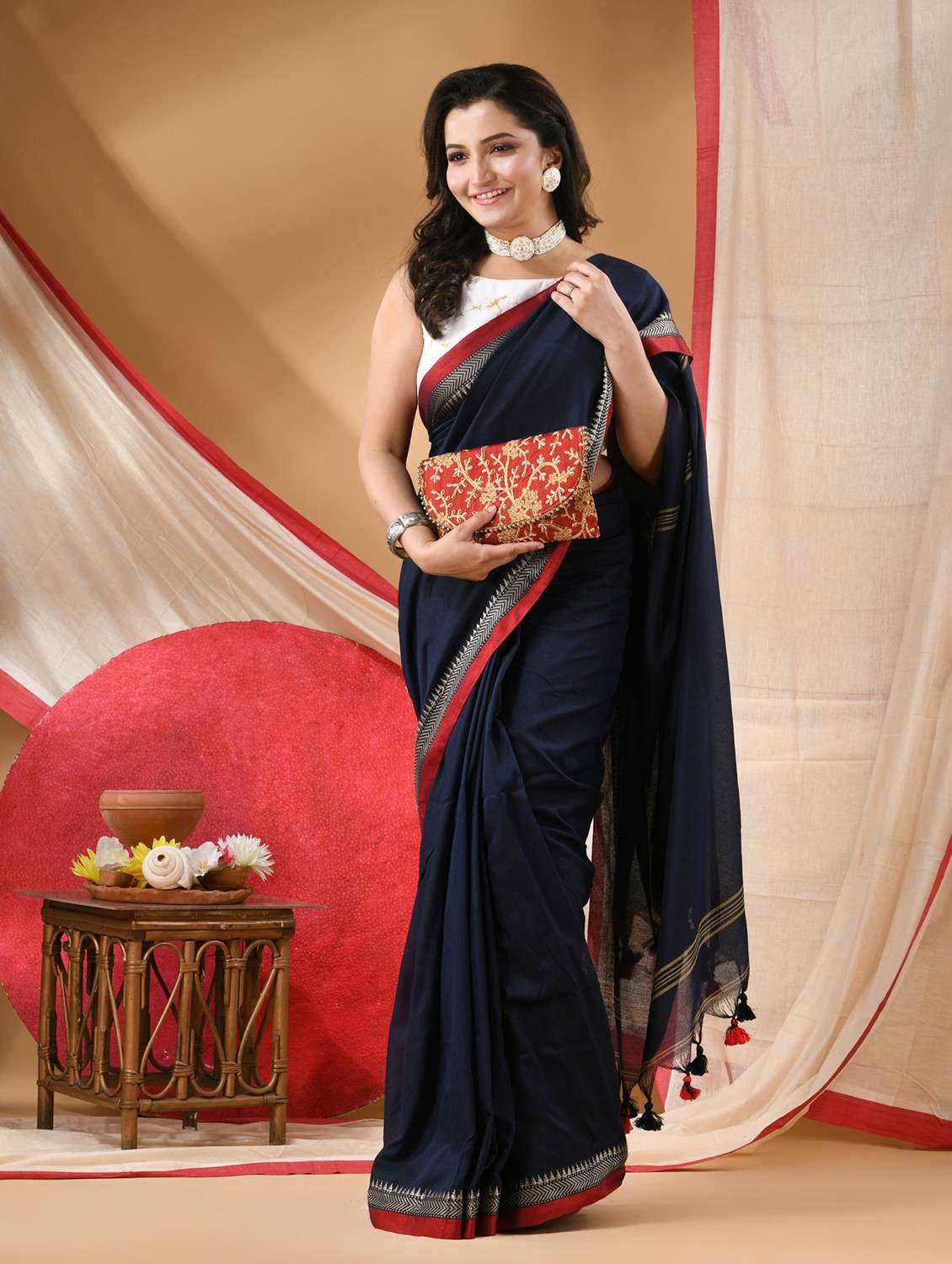 women solid with bordered handloom saree with blouse