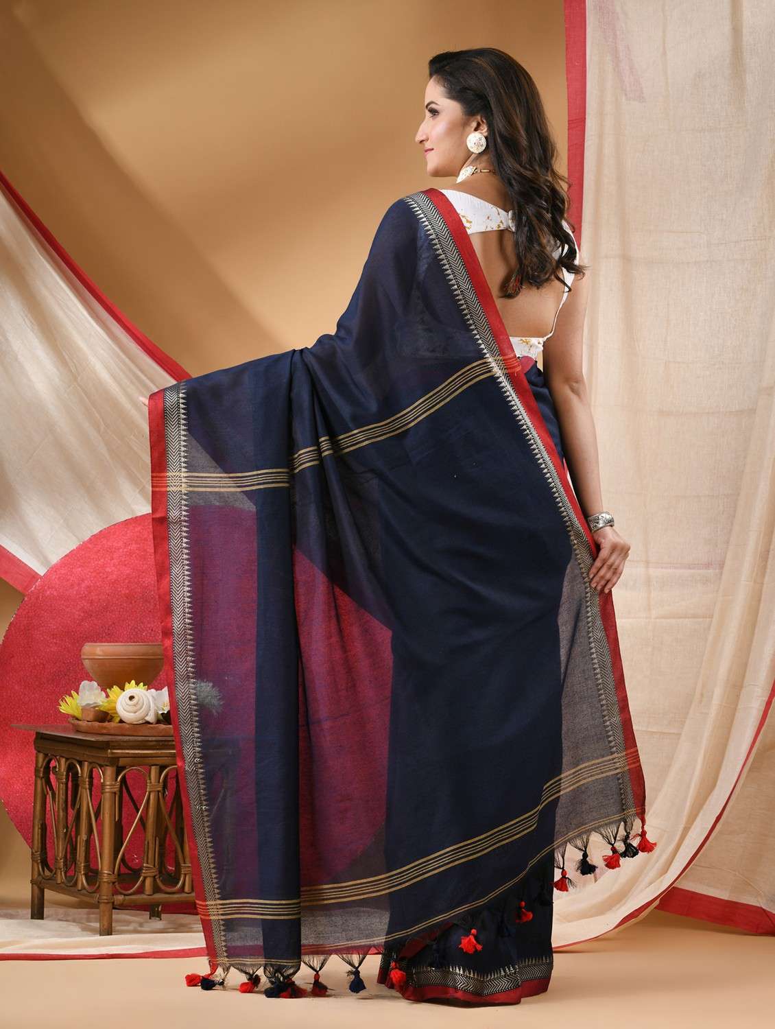 women solid with bordered handloom saree with blouse - 22088632 -  Standard Image - 3
