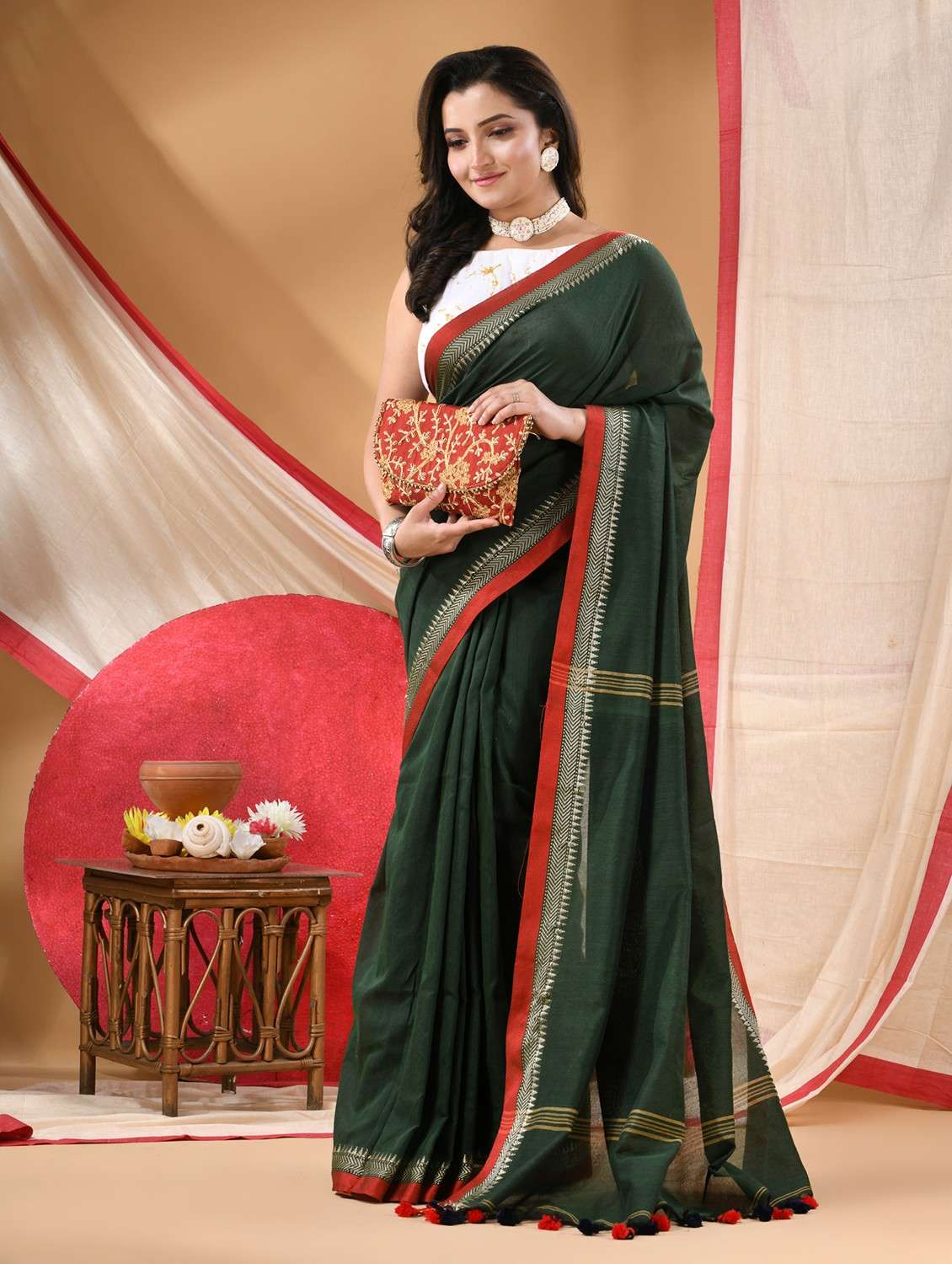 women solid with bordered handloom saree with blouse