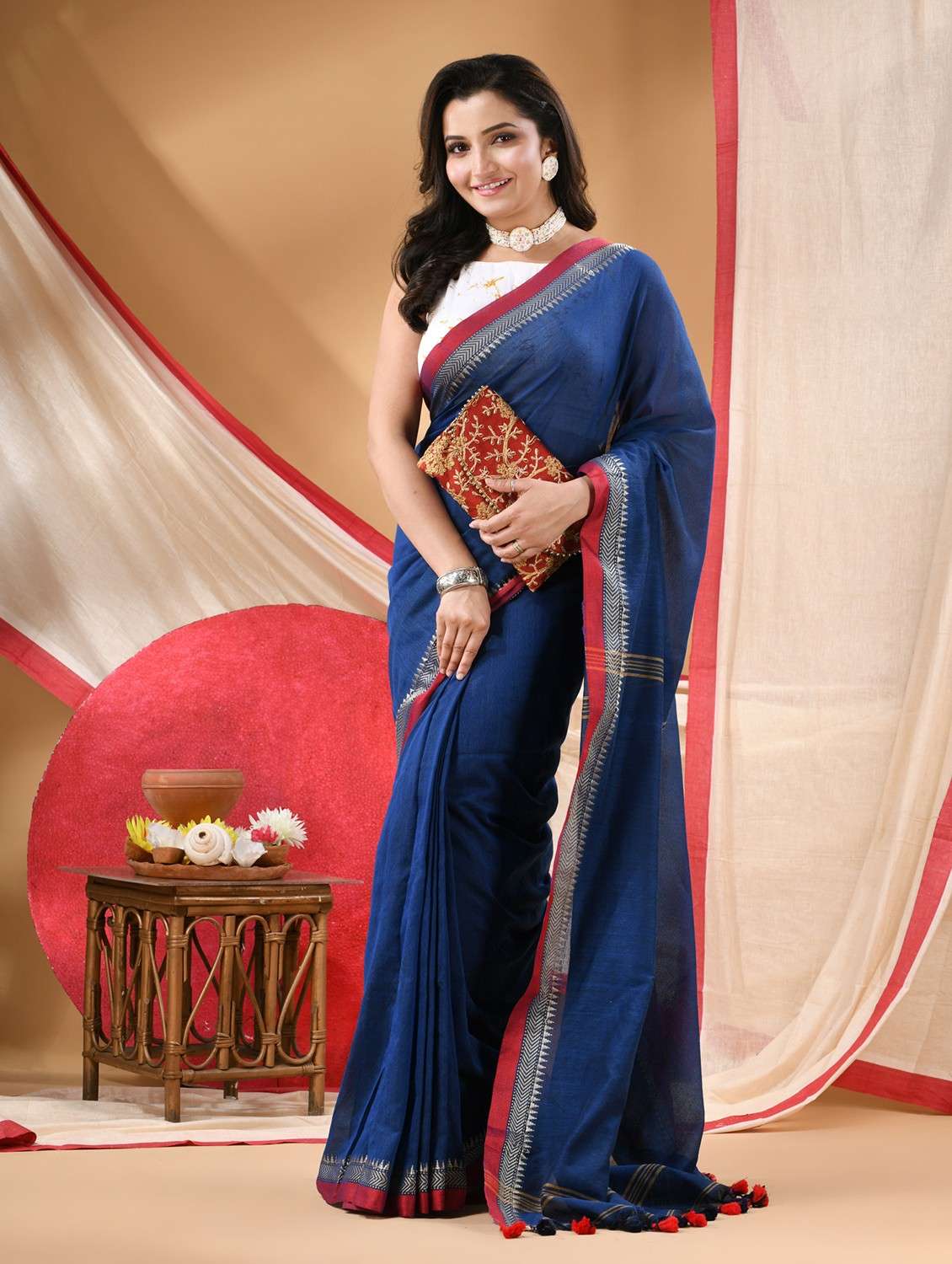 women solid with bordered handloom saree with blouse