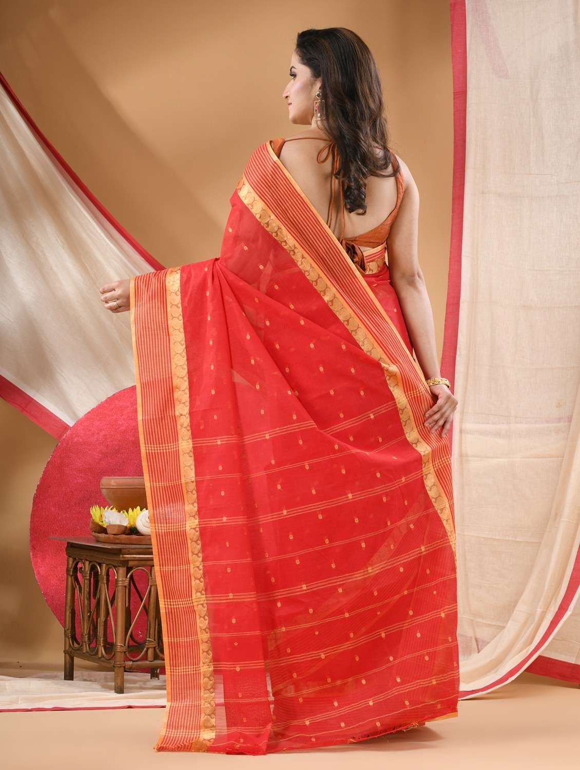 women self design tant saree - 22088637 -  Standard Image - 3