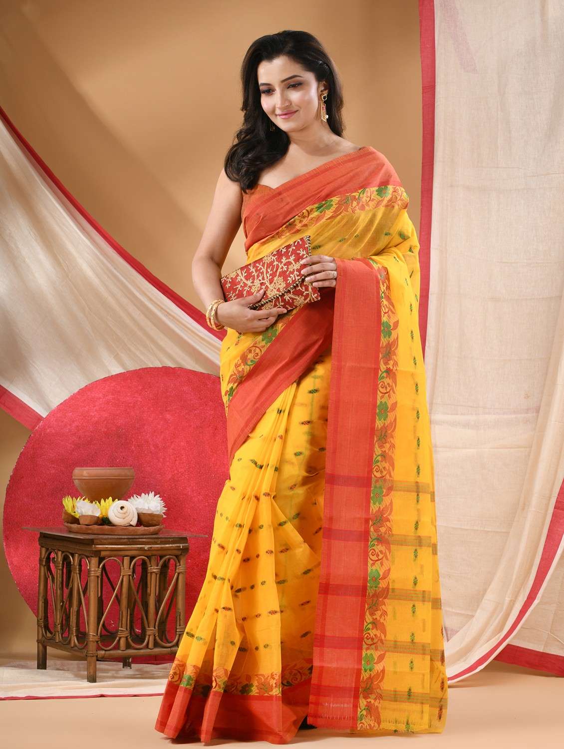 women self design tant saree - 22088640 - Zoom Image - 0