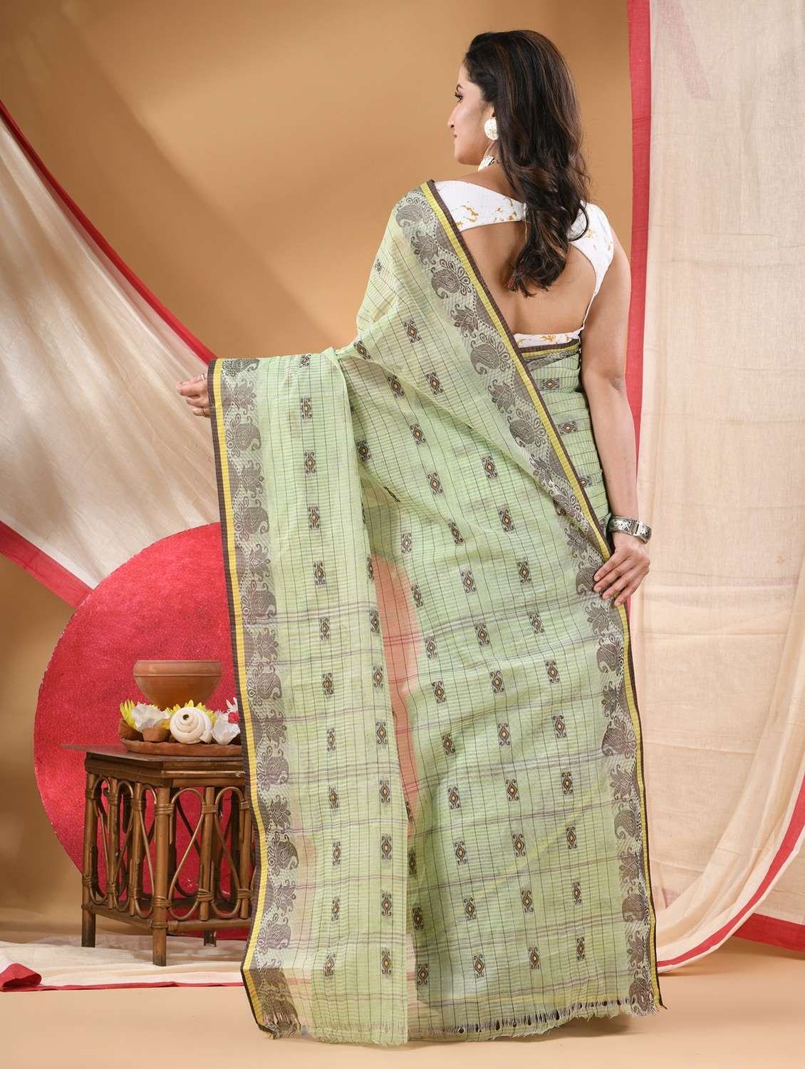 women self design tant saree - 22088645 - Standard Image - 3