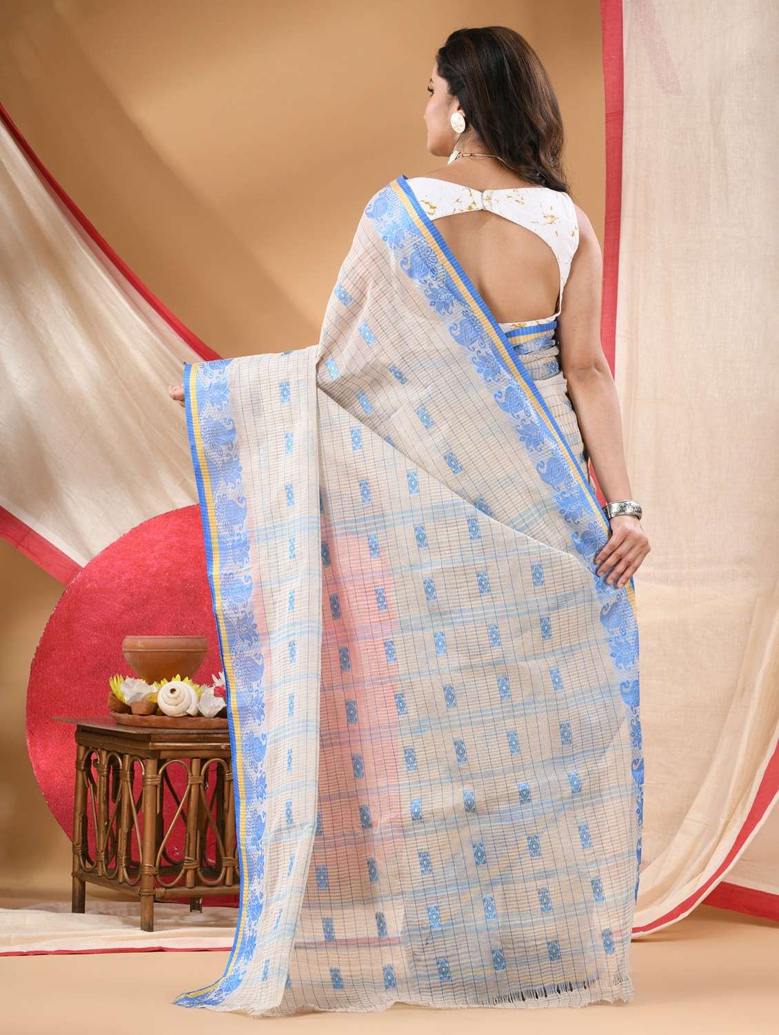 women self design tant saree - 22088646 - Standard Image - 3