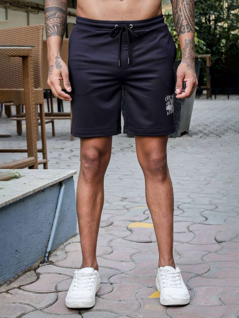 men placement print mid rise sports shorts