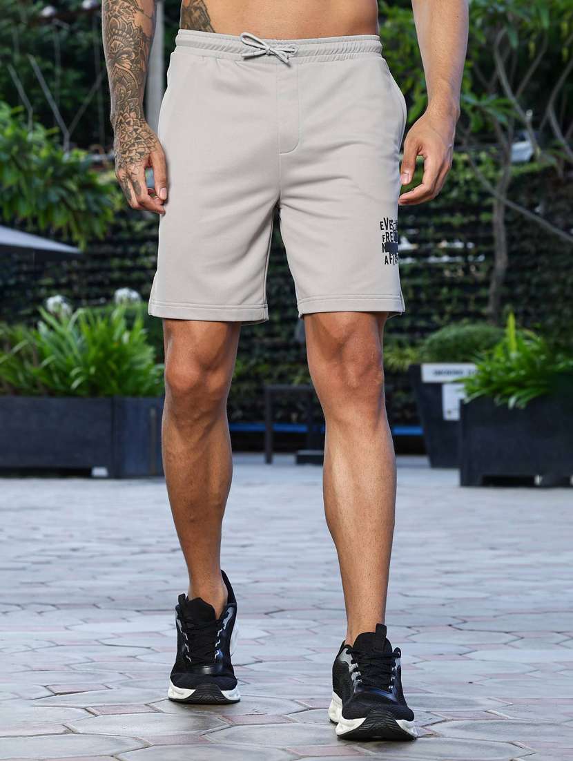 men placement print mid rise sports shorts