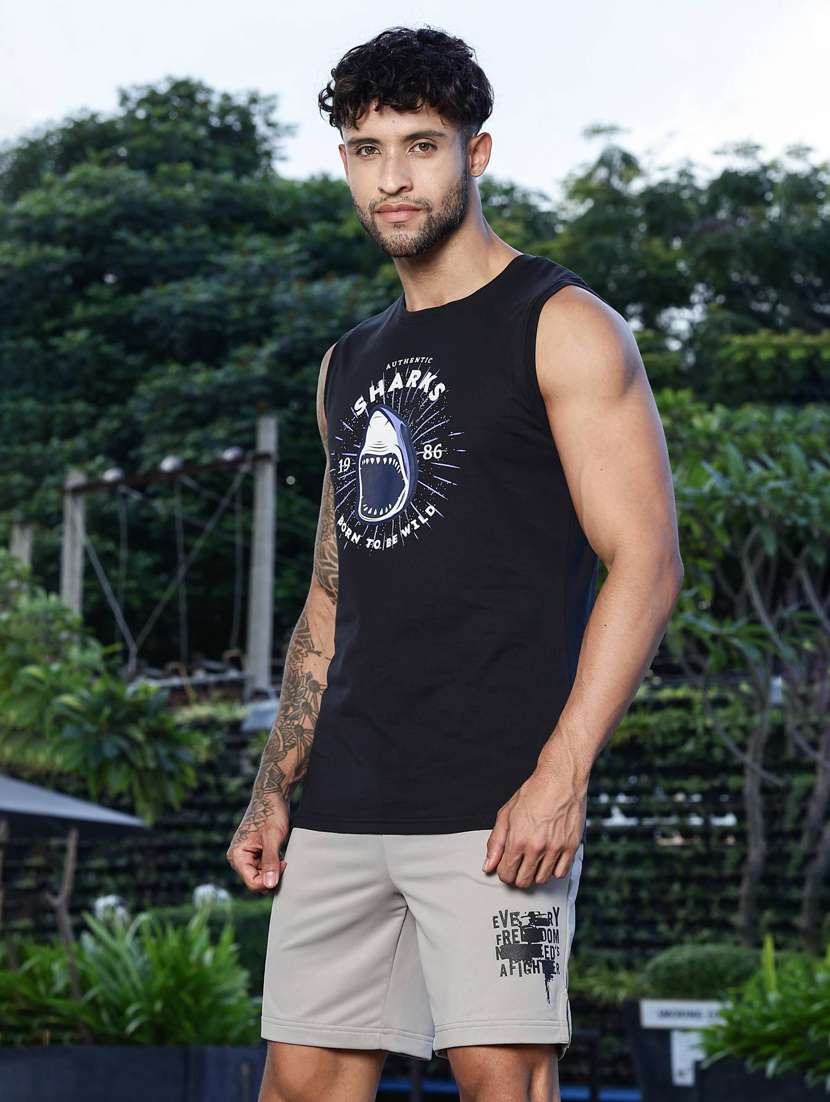 men front print sleveless vest - 22088763 -  Standard Image - 3