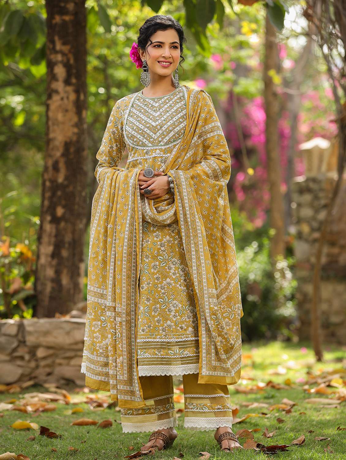 women embroidered three quarter sleeve kurta pant with dupatta set