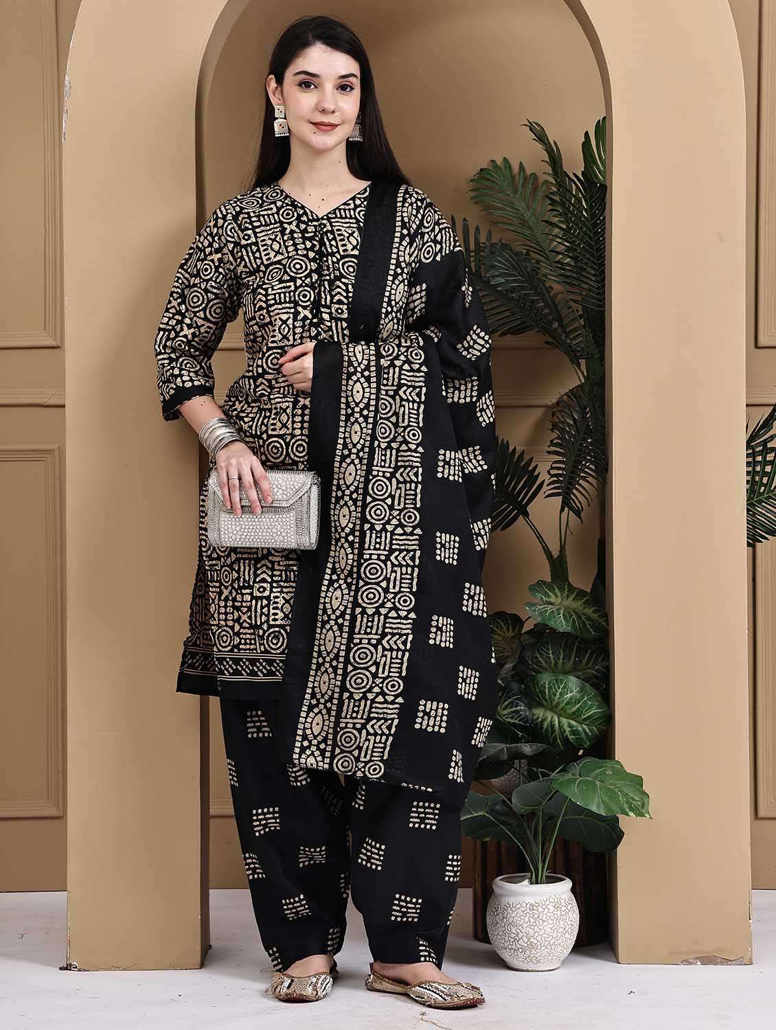 women printed three quarter sleeve kurta salwar with dupatta set