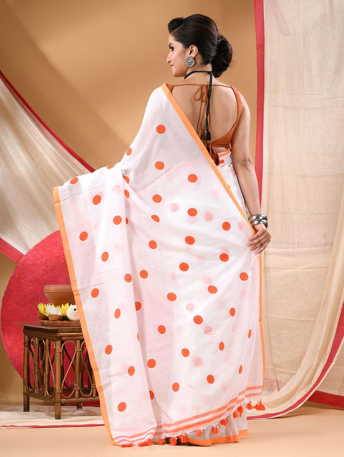women polka dot printed handloom saree - 22105973 -  Standard Image - 3