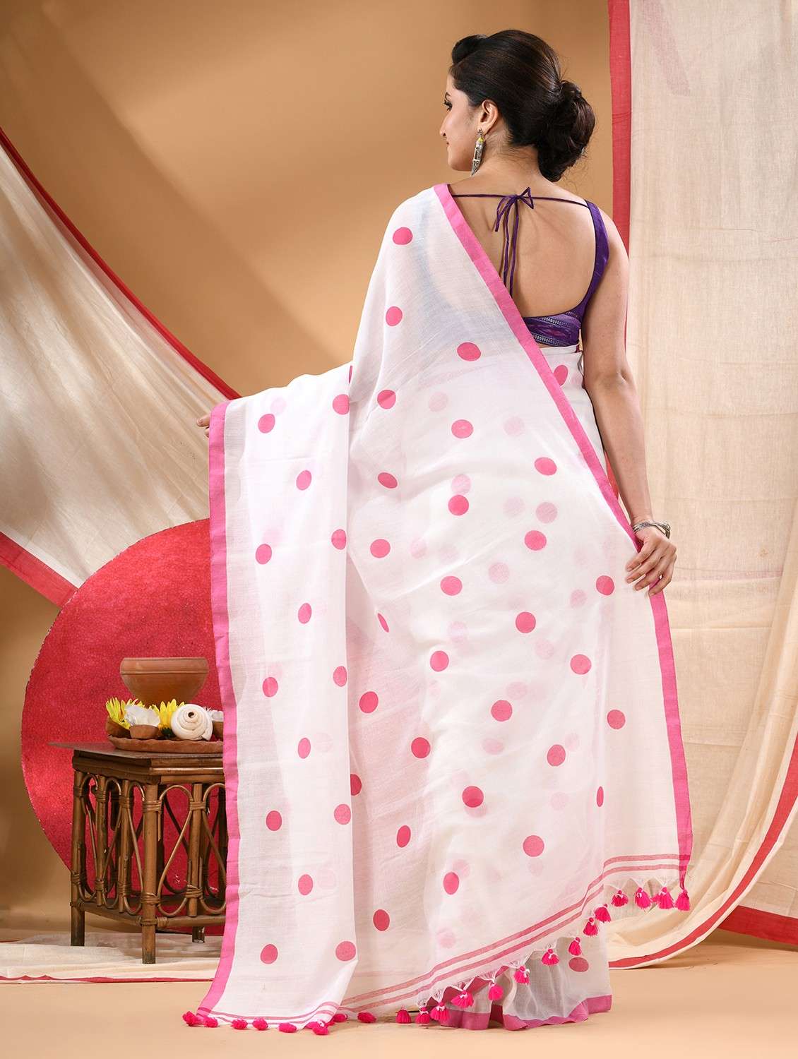 women polka dot printed handloom saree - 22105974 -  Standard Image - 3
