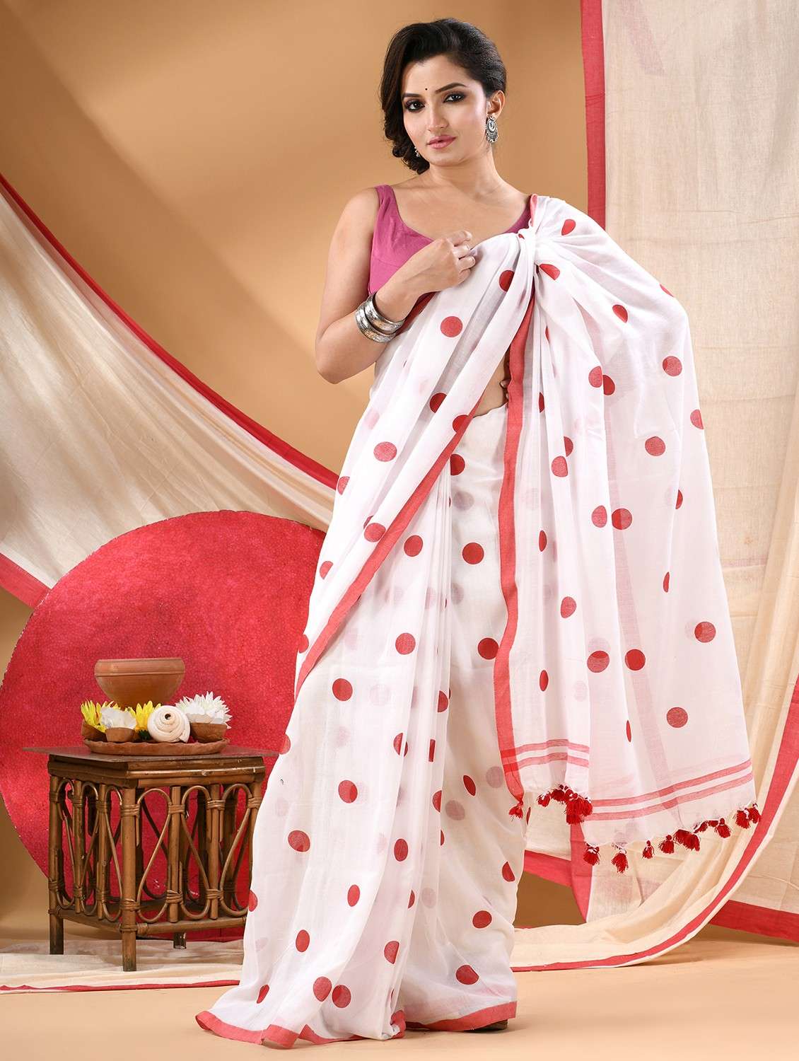 women polka dot printed handloom saree - 22105975 -  Standard Image - 3