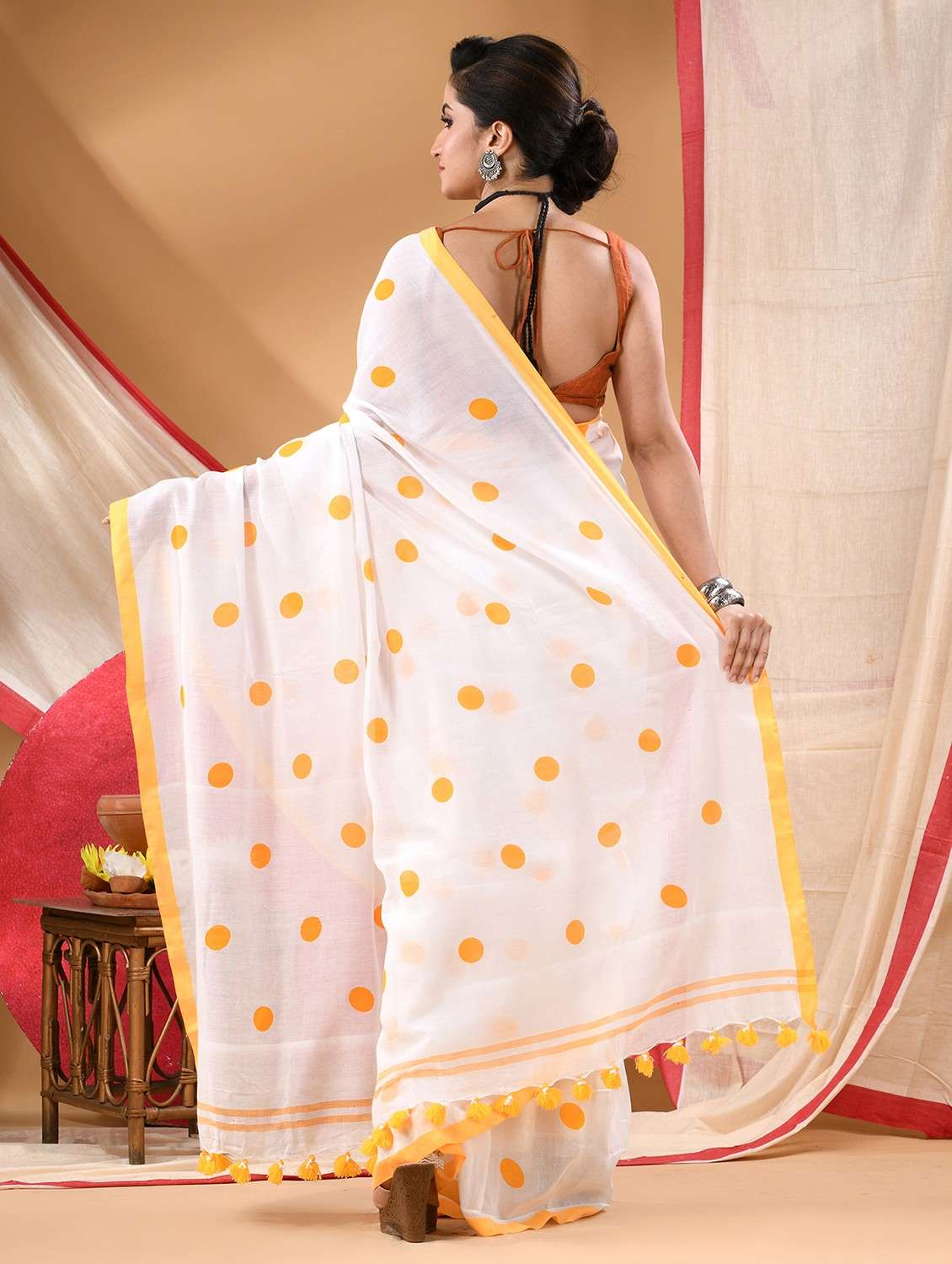 women polka dot printed handloom saree - 22105977 -  Standard Image - 3