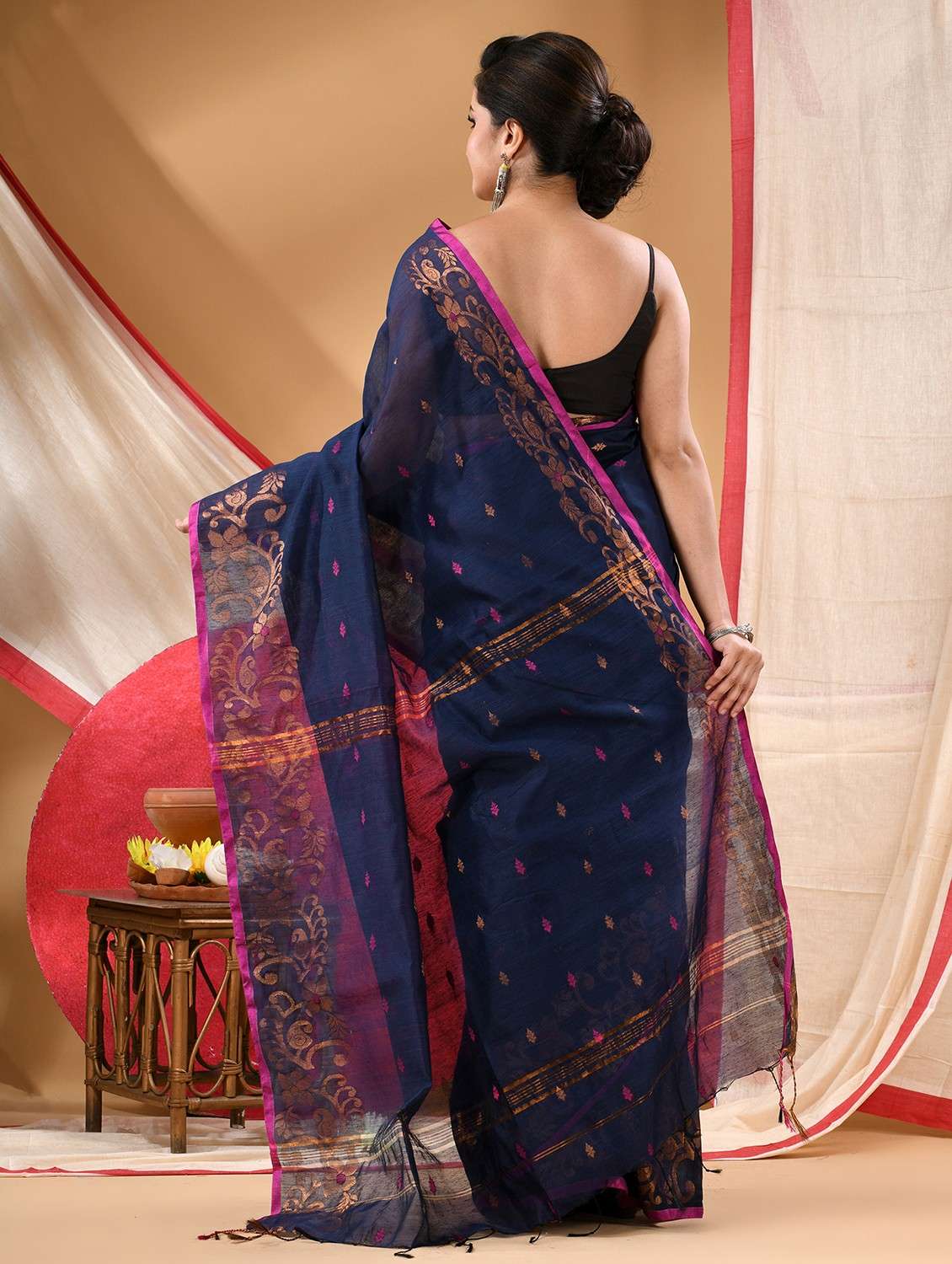 women self design handloom saree with blouse - 22105990 -  Standard Image - 3