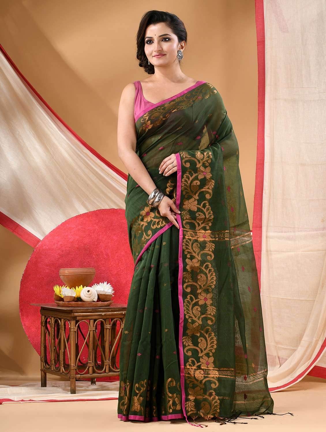 women self design handloom saree with blouse