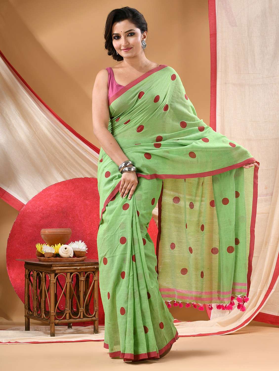 women polka dot handloom saree - 22105995 - Zoom Image - 0