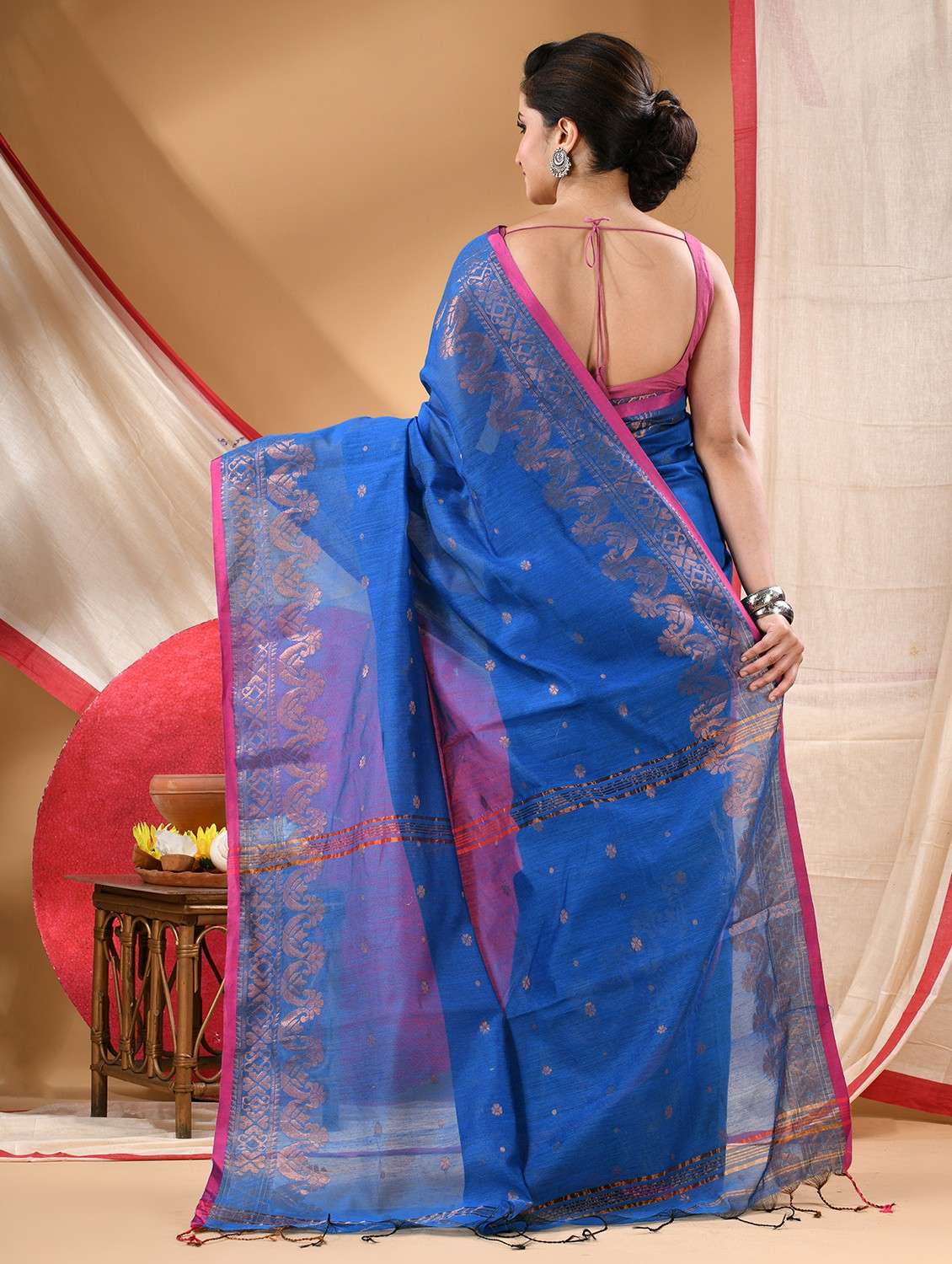 women self design handloom saree with blouse - 22106009 - Standard Image - 3