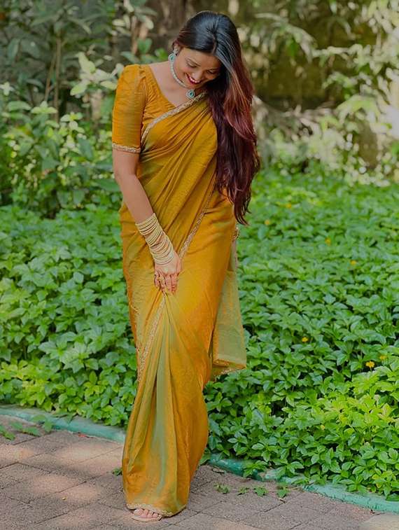 women solid with embellished bordered saree with blouse - 22106018 -  Standard Image - 3