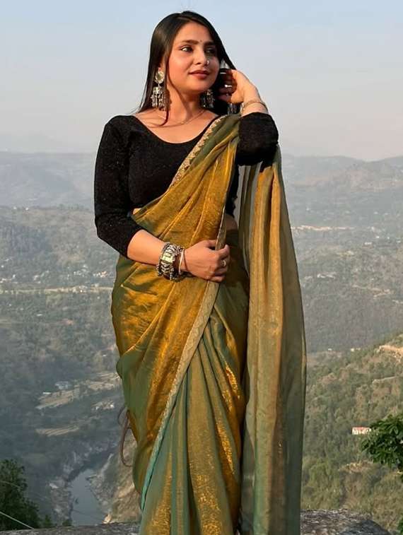 women solid with embellished bordered saree with blouse - 22106047 -  Standard Image - 3