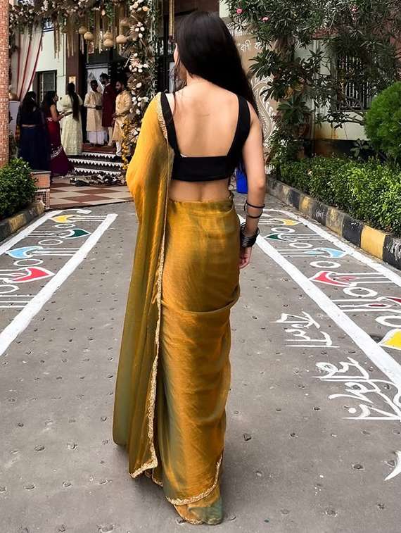 women solid with embellished bordered saree with blouse - 22106048 -  Standard Image - 3