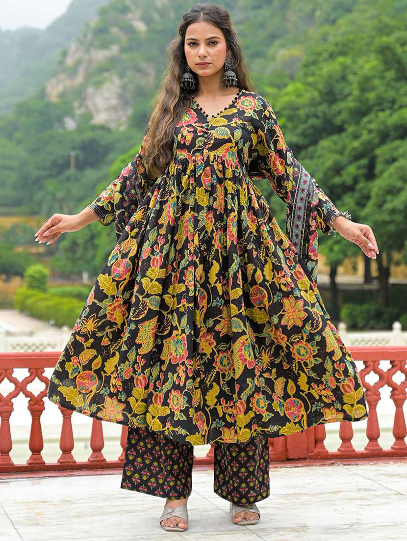 women floral three quarter sleeve kurta pant with dupatta set - 22107720 -  Standard Image - 3