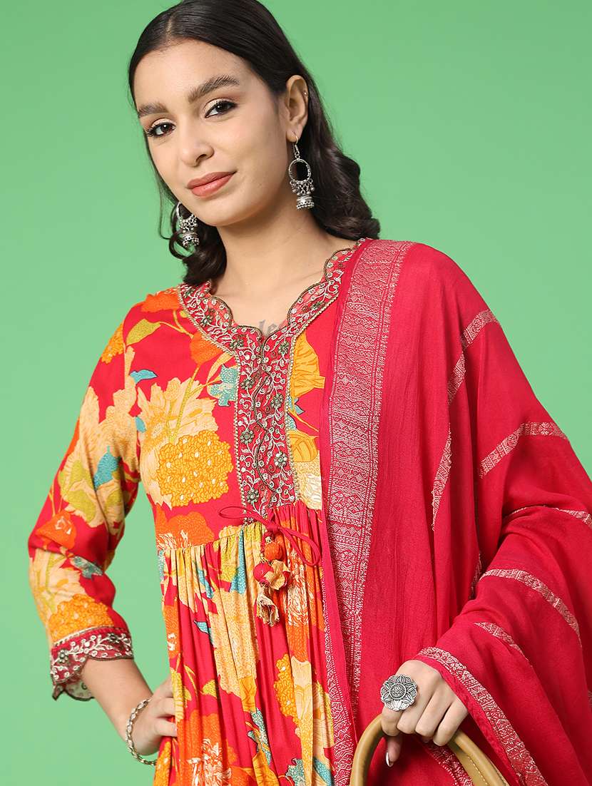 women floral three quarter sleeve kurta sharara with dupatta set - 22110686 -  Standard Image - 3