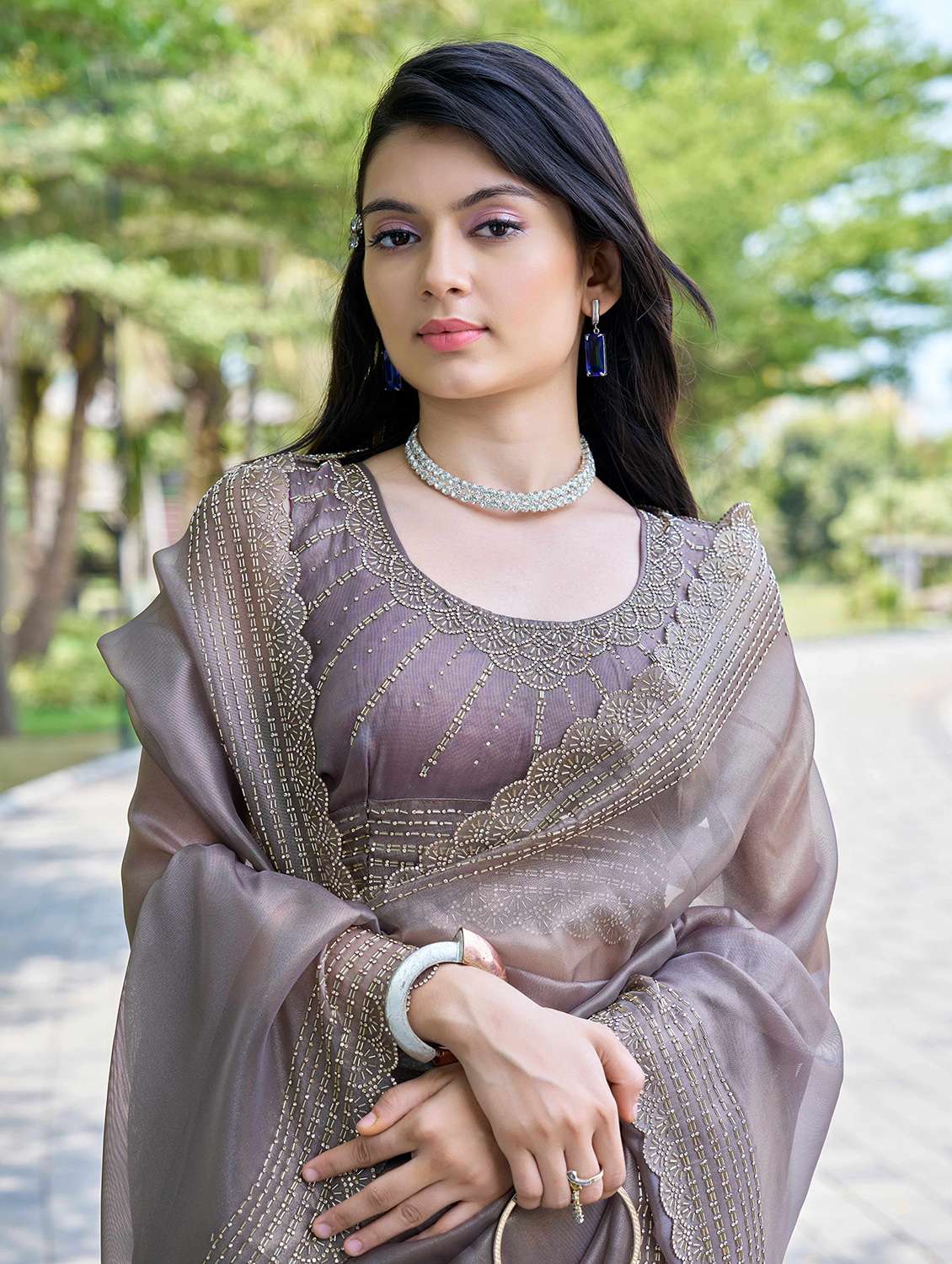 women solid with embellished bordered saree with blouse - 22140096 -  Standard Image - 3