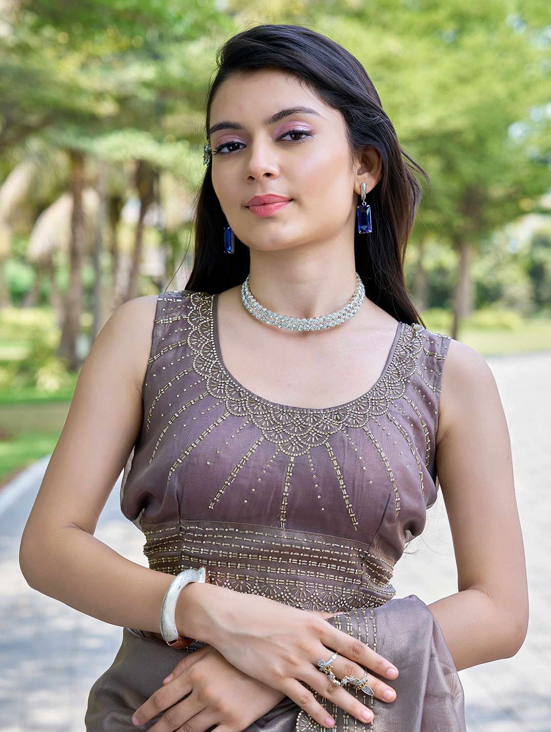 women solid with embellished bordered saree with blouse - 22140096 -  Standard Image - 5