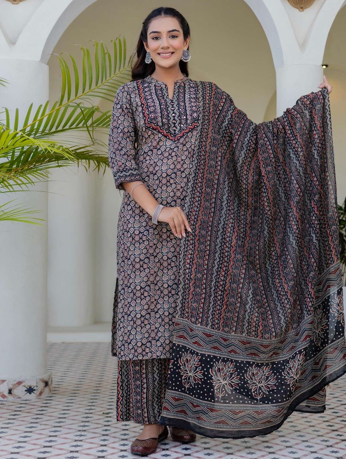 women printed three quarter sleeve kurta palazzo with dupatta set - 22140590 - Zoom Image - 0