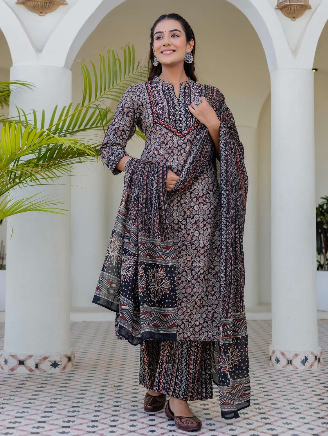 women printed three quarter sleeve kurta palazzo with dupatta set - 22140590 - Standard Image - 3