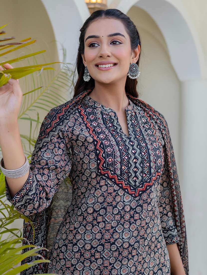 women printed three quarter sleeve kurta palazzo with dupatta set - 22140590 - Standard Image - 5