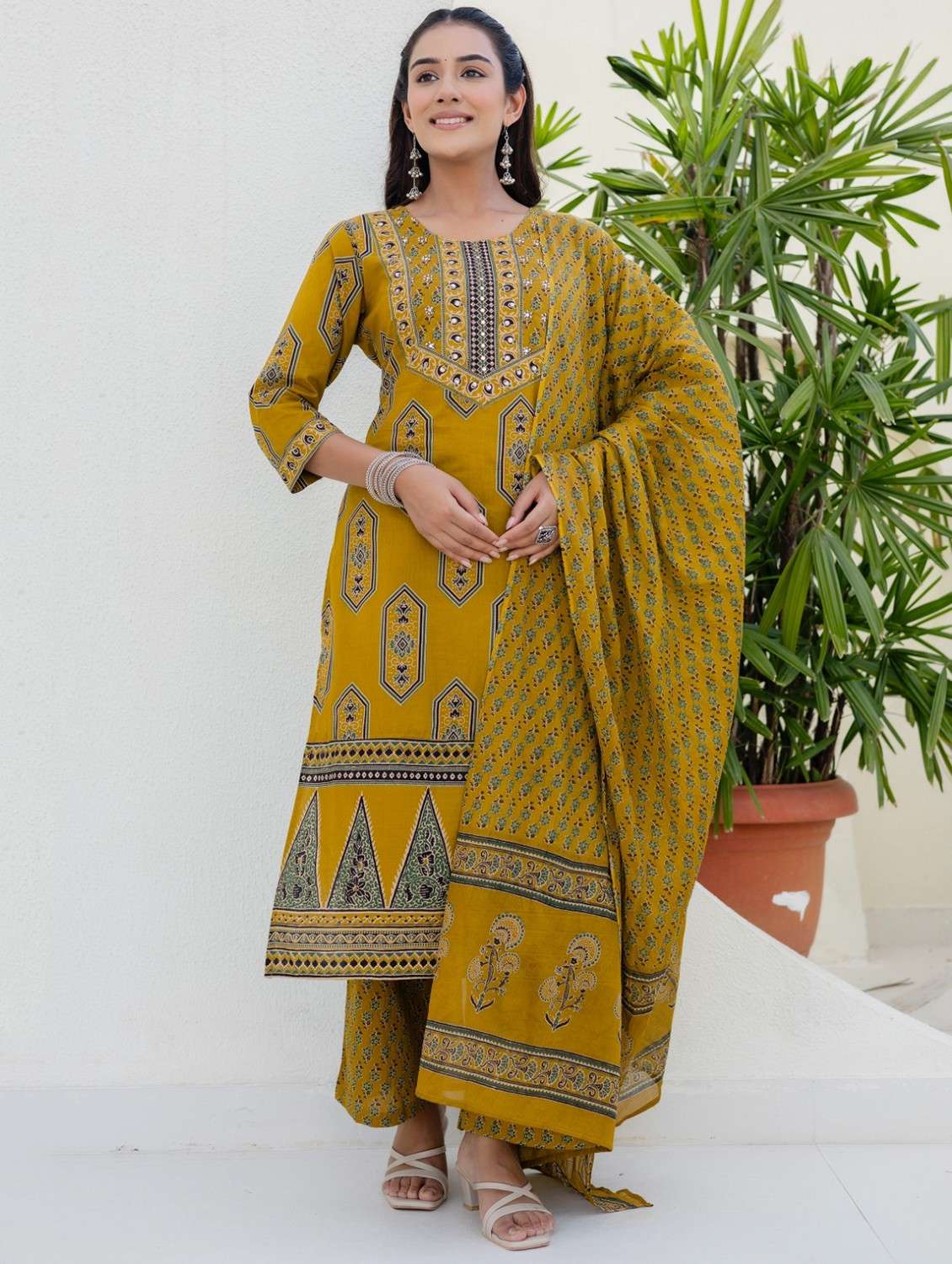 women printed three quarter sleeve kurta palazzo with dupatta set - 22140592 -  Standard Image - 3