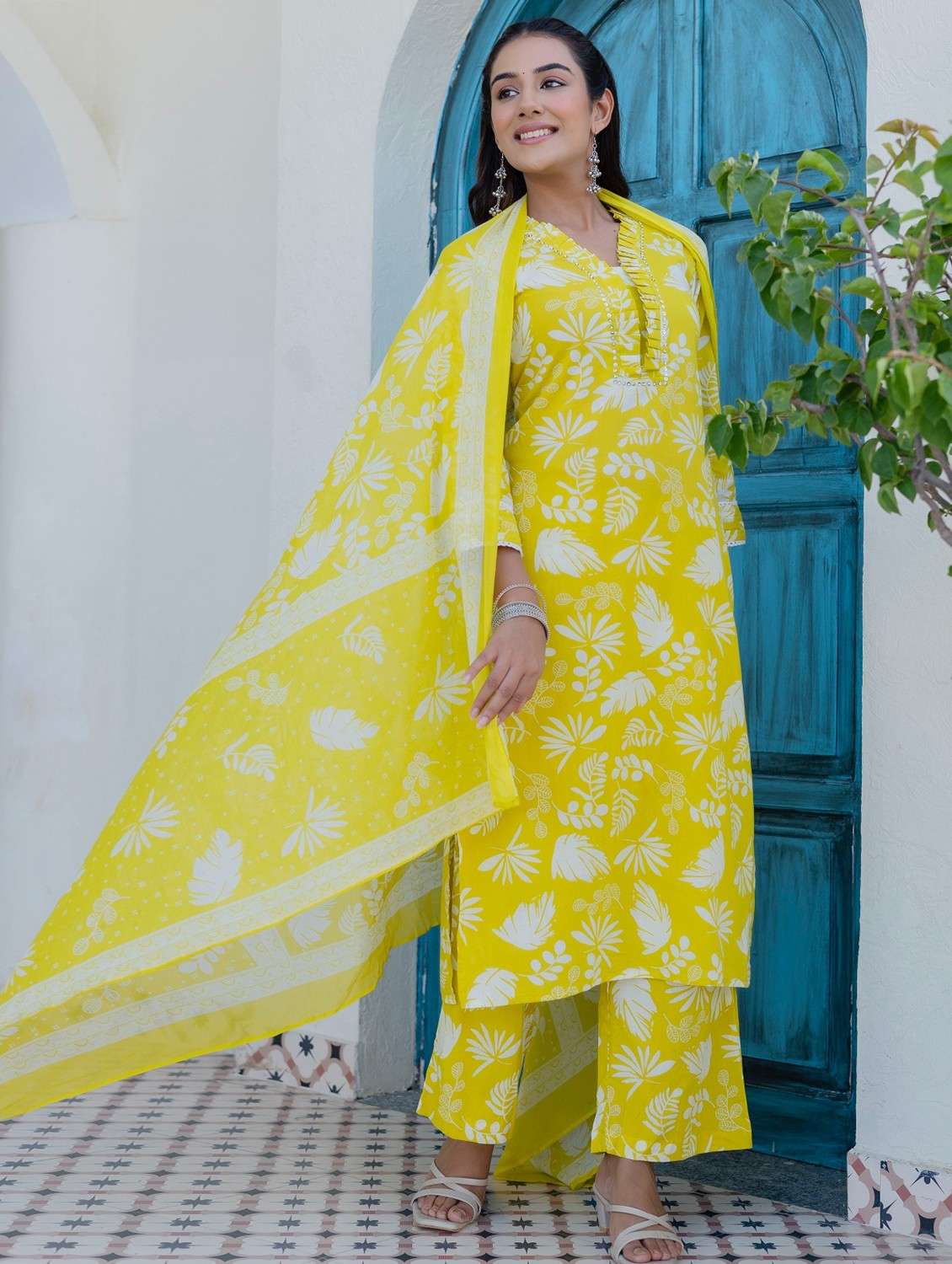 women floral printed three quarter sleeve kurta palazzo with dupatta set - 22140593 -  Standard Image - 3