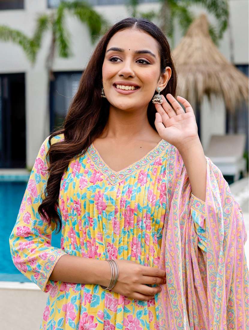 women floral printed three quarter sleeve kurta palazzo with dupatta set - 22140598 -  Standard Image - 5