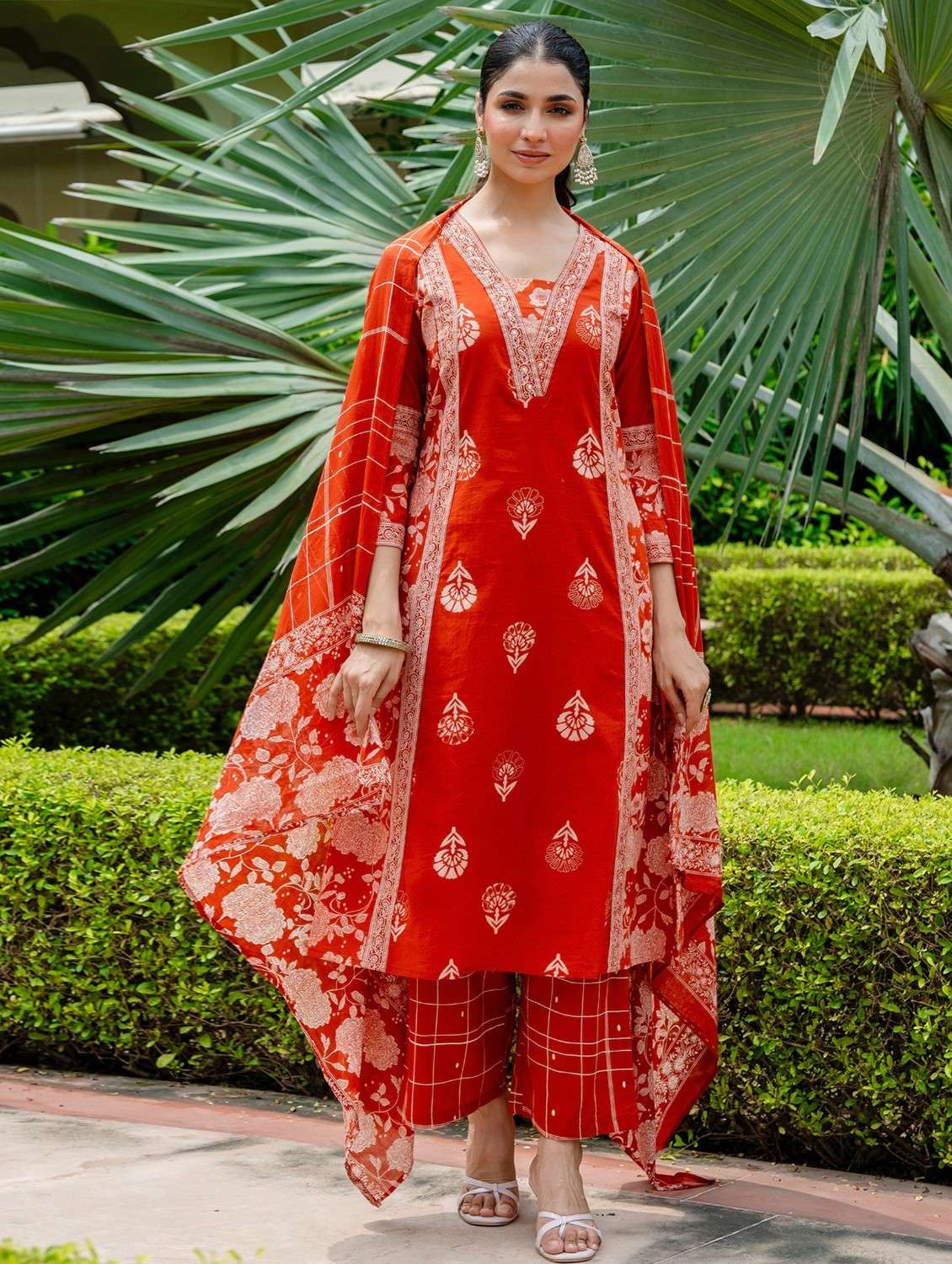 women printed three quarter sleeve kurta palazzo with dupatta set