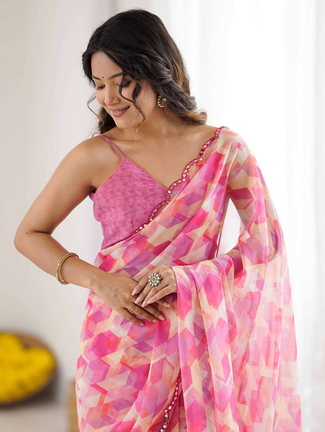 women printed casual wear saree with blouse - 22141061 - Standard Image - 3
