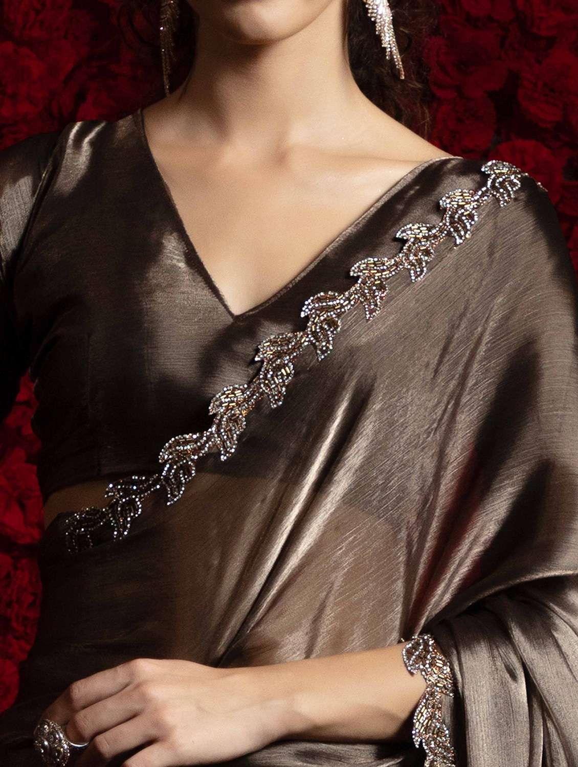 women solid with embellished bordered saree with blouse - 22141150 - Standard Image - 5