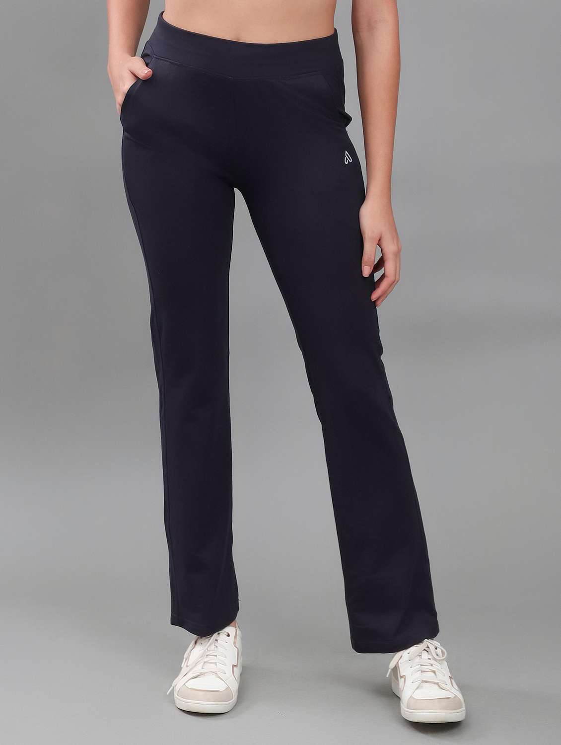 women solid mid rise track pant
