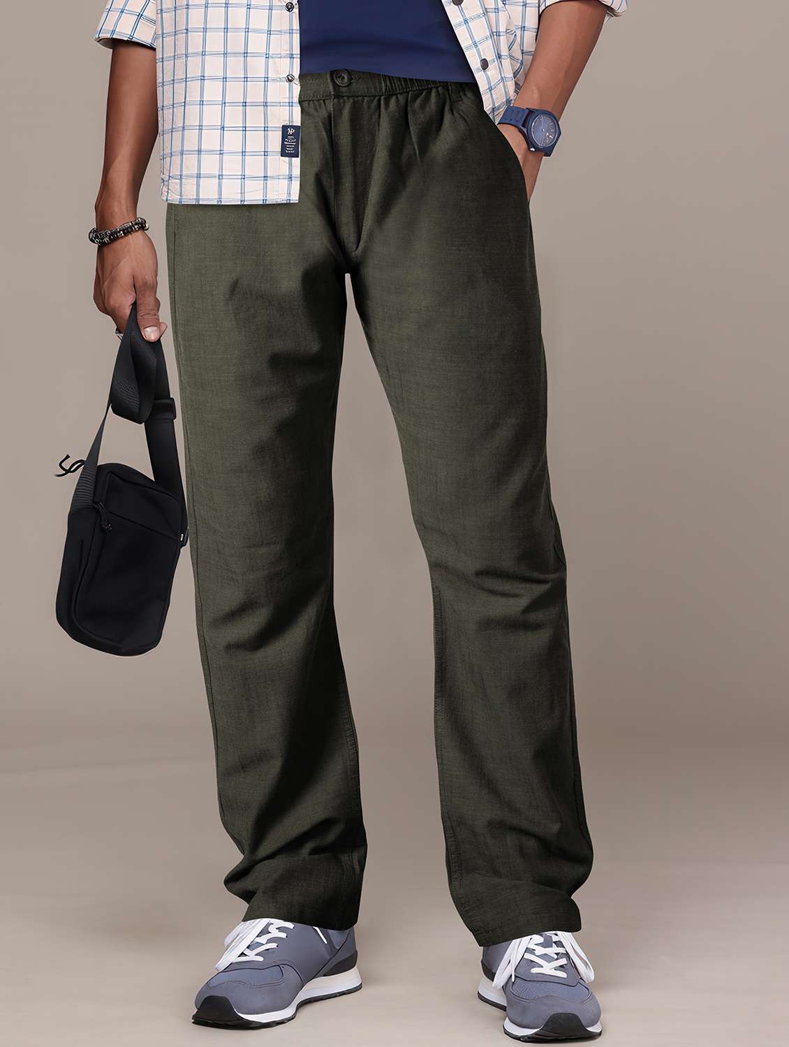 men solid mid rise flat front casual trouser