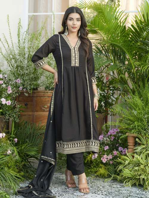 women embroidered three quarter sleeve kurta pant with dupatta set