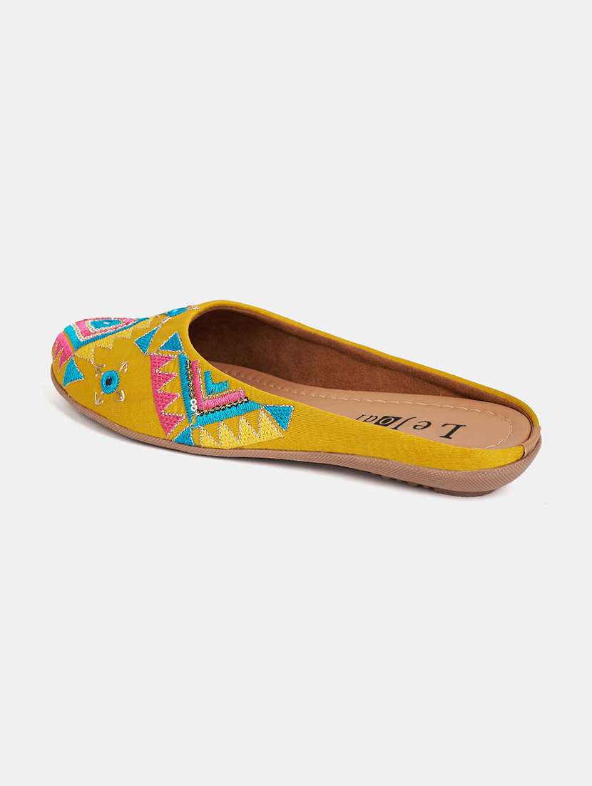 women embroidered slip on jutis - 22142200 -  Standard Image - 3