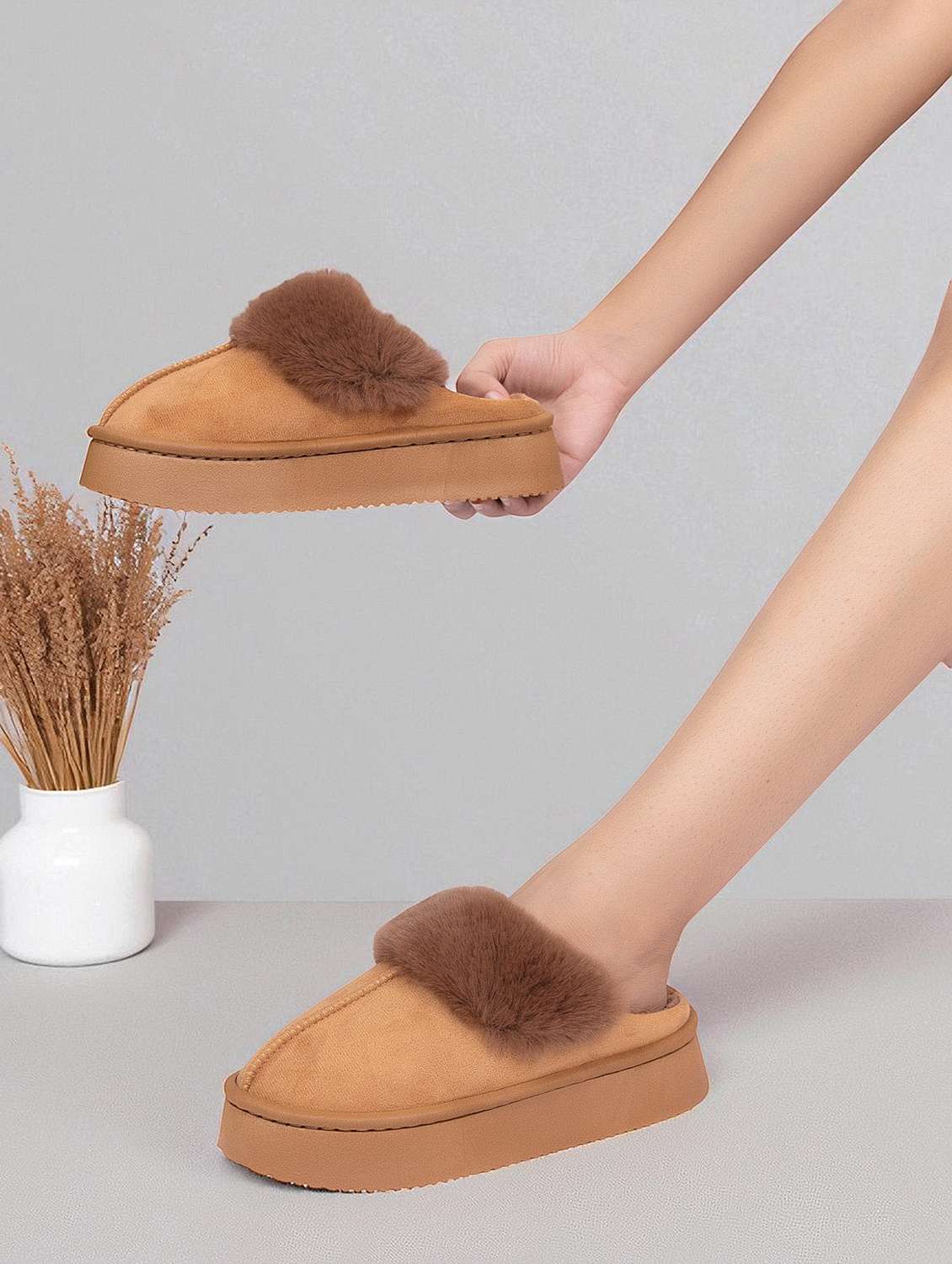 women brown  winterwear slipper