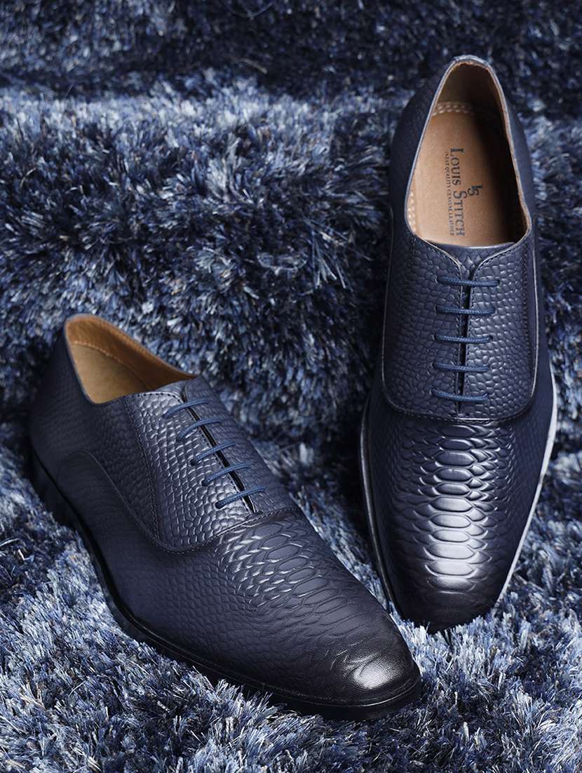 men blue lace-up oxford