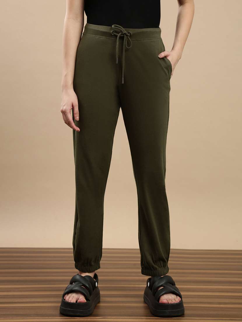 women solid mid rise jogger