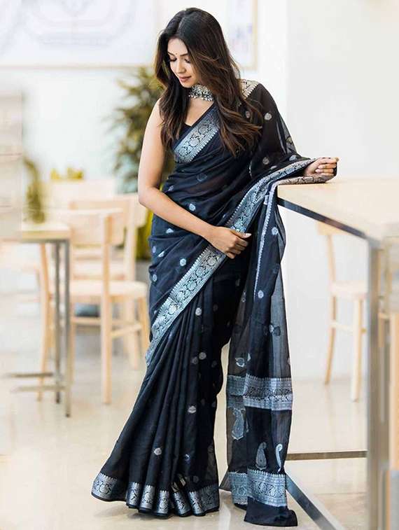 women self design bordered saree with blouse